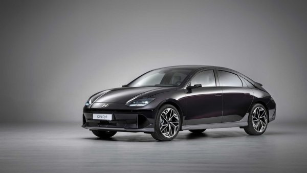 Промяната в класацията се отнася за третото място, което Renault-Nissan-Mitsubishi загуби не само заради кризата к компонентите, но и заради прекратяване на операциите в Русия, предизвиквано от нахлуването на нейните войски в Украйна. В алианса влизаше и руската марка Lada, която осигуряваше половината продажби (около 500 000) на вътрешния пазар.

Това беше достатъчно за Hyundai да заеме трето място, благодарение на отличните резултати на марките Hyundai и Kia, които с 3,9 и 2,9 милиона продадени автомобила отбелязаха ръст съответно от 1,4% и 4,6%. Ръстът на цялата група е 2% - до 6,5 милиона автомобила.