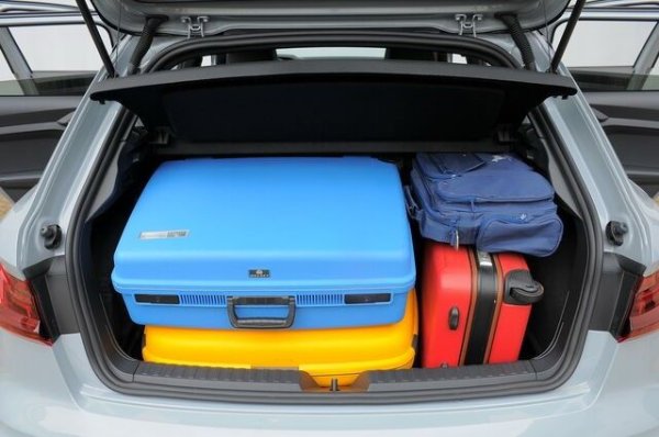 Малкото Audi A1 има добър капацитет, 335 литра с дивана на място и 1090 литра чрез сгъване на втория ред. Освен това отворът на задната врата е достатъчно удължен, с удобен товарен праг. Дълбочината товарното отделение е достатъчна и за големи куфари, като отстрани не липсват полезни куки за чанти.