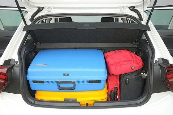 Малкото Polo предлага 351 литра за 5 пътници, които стават 1125 литра, ако пътуват само двама. Задната врата предлага широк отвор с правилна форма, което прави товарното отделение лесно достъпно и използваемо. Стандартно подът на багажника се регулира на две височини, което увеличава гъвкавостта. Има и две практични куки за задържане на товара.