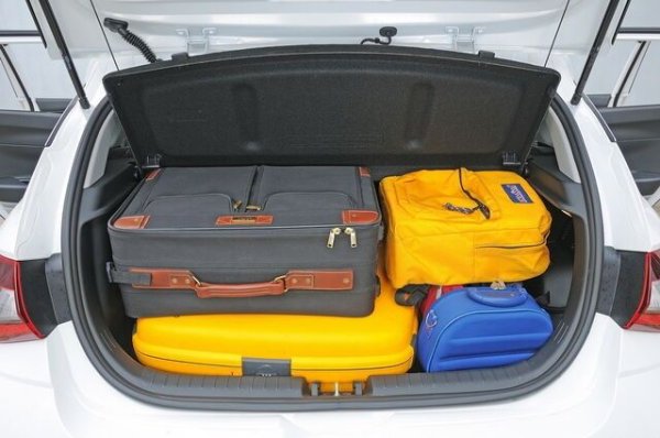 Ако търсите голям багажник, версията на i20, която да изберете, е тази с 1,2-литров, четирицилиндров двигател със 79 к.с., ккато осигурява капацитет, вариращ от 352 до 1165 литра в зависимост от броя на заетите места. Всъщност при трицилиндровия 1.0 турбо се губят 90 литра, тъй като литиево-йонната батерия на меката хибридна система е разположена в двойното дъно.