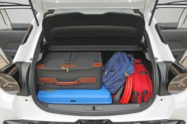 Дуетът Peugeot 208 и Lancia Ypsilon също има същия капацитет като Hyundai i20, построен от Stellantis на същата механична база, което оставя 352 литра багажно пространство с вдигната задна седалка и 1163 литра с отстранен втори ред седалки (поне при версиите с двигател с вътрешно горене, електрическите от пространството). И в двата случая багажникът е добре изработен и доста използваем.