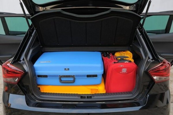 Seat Ibiza се справя още по-добре, като декларира минимална товароносимост от 355 литра (1165 със сгънати седалки ). За да се получи такава голяма стойност и голямо разстояние между рафта за пратки и товарния под, последният се поставя с 22 см по-ниско от ограничителя на задната врата, докато стъпката, която се образува с наклонени задни облегалки, е 13 см. 