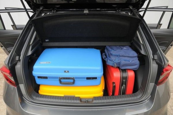 Братовчед на Seat Ibiza, чешкият модел вдига летвата още повече, като задържа до 380 литра в нормалния си вирант, които стават 1190 литра, ако се използват само двете предни седалки. Отделението е дълбоко, високо и пълно с практични детайли. Товарната платформа може да се регулира на две височини - като я държите докрай, височината под рафта за пратки е 57 см. Прагът на натоварване само на 69 см от земята също не е лош.