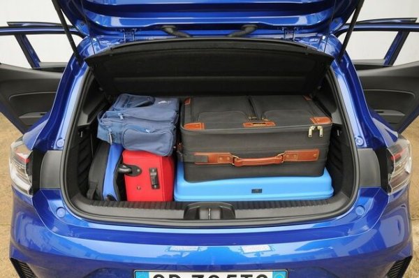 Ако не търсите пълните хибридни версии, които губят 90 литра, сестрите Renault Clio и Mitsubishi Colt (по същество те са една и съща кола с различни лога) осигуряват до 391 литра капацитет на багажника. Вместо това те се справят по-зле от много конкуренти, като накланят задната седалка, тъй като спират на 1069 полезни литра. Отделенията са внимателно завършени и осигуряват няколко куки по стените.