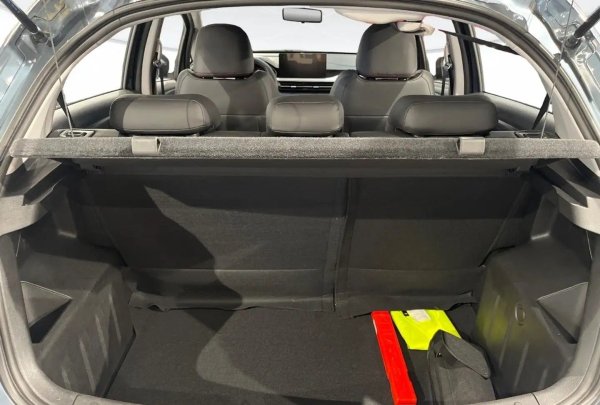 С дължина само 4010 мм, малкият китайски кросоувър EMC Quattro се защитава много добре по отношение на багажника, като декларира минимален капацитет от 400 литра (данните със свалени седалки не са обявени). Има двойно дъно и височината на пространството е значително, но стъпката между прага и товарния под определено е важна.