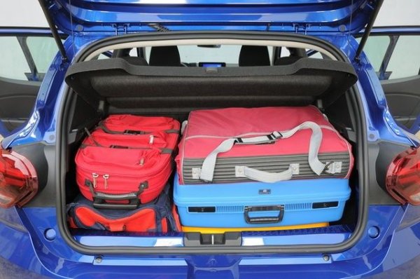 Независимо дали става въпрос за Streetway или Stepway, Dacia Sandero осигурява забележителен багажник, който започва от минимум 406 литра и достига максимум 1186, стига да не изберете вариантите на пропан-бутан, които жертват около 80 литра заради газовата бутилка. Отделението е голямо и добре използваемо, но прагът е малко далеч от земята и не е защитен, като боядисаната ламарина е изложена на постоянен риск от надраскване.