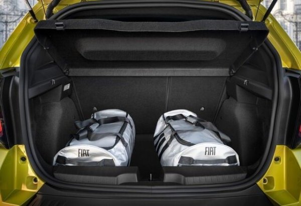С минимален капацитет от 412 литра (при заети само двете предни седалки, капацитетът достига 1366 литра), Fiat Grande Panda е градският автомобил с най-големия багажник, предлаган в момента в Европа. Багажникът на меката хибридна версия, но електрическата версия също се справя добре с обем от 361 литра. Единствените недостатъци са малко прекалено висок праг (83 см) и отвор, който се стеснява в долната част.