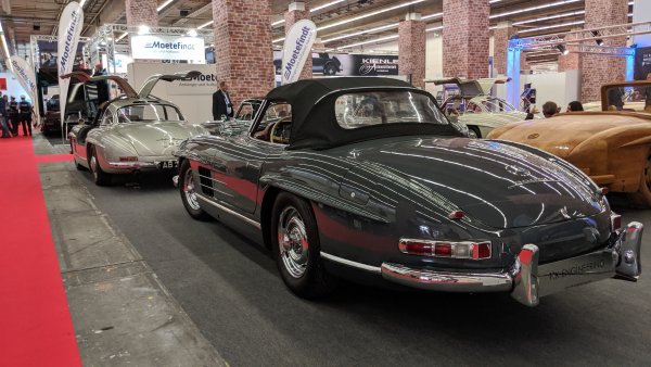 Както и на всяко друго изложение за класики в Германия, 300SL е доминиращият - и най-търсен от купувачите - експонат. 