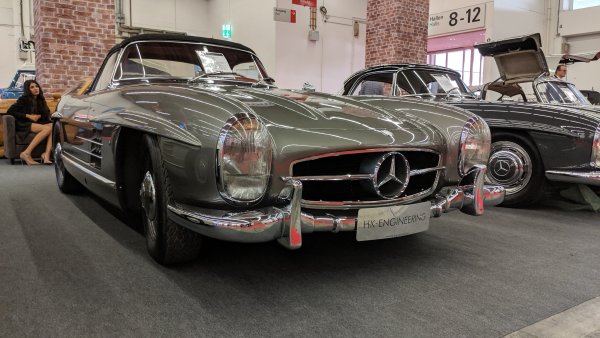 Тук фантастично реставрираните SL бяха над две дузини. Само да предупредим, че дамата на заден план не върви в комплект с автомобила.
