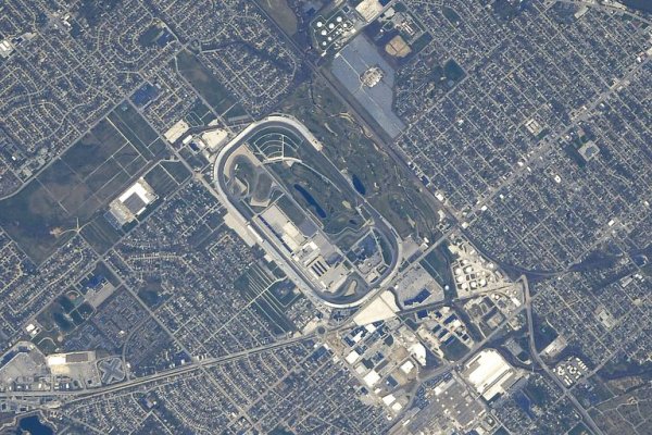 „Голяма писта, която се вижда лесно. Като намериш града, намираш и пистата. Много лесен обект.”