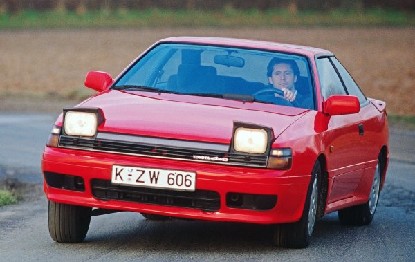 Четвъртата Celica е коренно обновена. Моделът е на изцяло нова платформа, като задвижването вече е на предните, а не на задните колела. В края на 1986 се появява и моделът GT-Four. Както подсказва името му, той е със задвижване на четирите колела, като разполага и с диференциал с ограничено приплъзване. Задвижването е поверено на турбиниран двулитров мотор с максимална мощност от 190 конски сили.

Този модел става флагмански за гамата, както и официален автомобил за рали-програмата на Toyota. Първата победа в Световния шампионат е постигната през 1989 г.