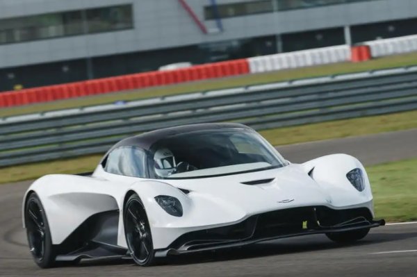 Aston Martin рекламира Valhalla като &bdquo;син на Valkyrie&ldquo;. Това не означава, че е по-малко като суперкола. &nbsp;Използва същия двигател на Cosworth, но се очаква да е с покачена мощност до 900 конски сили, което го изравнява с Ferrari SF90 Stradale. Дизайнът е като при Valkyrie, но с пипнато окачване и аеродинамика. Определено марката прави крачка напред.
&nbsp;