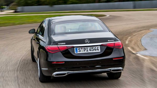 Багажникът е с вместимост от 390 литра - доста малък, защото отчасти се използва за разполагане на голям хладилник (предлага се като опция), достъпен от централния подлакътник. Базовата цена е 457 100 евро с ДДС. 