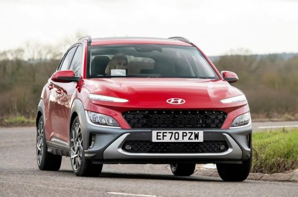 При бензиновите Hyundai Kona само 3% от автомобилите са се повредите, като климатикът и изпускателната система бяха единствените засегнати системи. Въпреки че неизправностите не са направили автомобилите негодни за управление, половината от повредените са били извън строя за повече от седмица, а на останалите са били необходими до седем дни, за да бъдат ремонтирани. Hyundai е поел разходите за всички ремонти.
