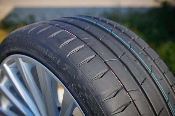 Ето част от обяснението: изцяло нова шарка на протектора, която включва тези необичайни ромбовидни странични прорези. Когато завивате с висока скорост, обикновените странични канали се деформират и затварят - тогава колата губи сцепление и поднася. Но тук особената форма гарантира, че и при най-силна деформация част от канала остава отворен, за да изхвърли водата настрани. 
