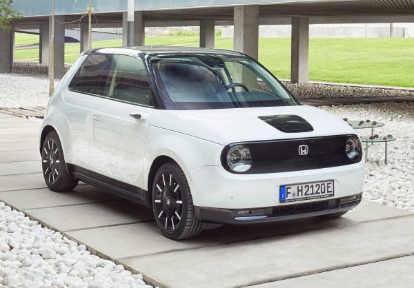 2. Toyota - 36.1, 3. Perodua - 33.6, 4. Mercedes-Benz - 23.4, 5. BMW - 23.3, 6. Proton - 18.4, 7. Audi - 15.9, 8. Nissan - 14.4, 9. Range Rover - 13.2, 10. Mazda - 12.9
