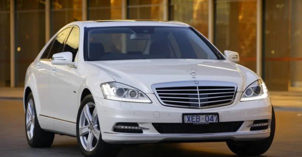 Audi доста дръпва и в сегмента на луксозните седани - А8 и S8 отчитат рекордните 654 продажби до края на ноември. Но и това не е достатъчно да се отнеме първото място на Mercedes S-class, с 888 регистрации. 
"Седмицата" на BMW остава далеч назад с 417 - но пък 15 от тях са на върховата версия M760 Li с V12, която като нова струва средно 400 000 лева. 

