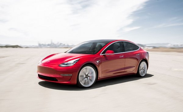 По-компактният седан на Tesla е задвижван от голям и тежък пакет литиево-йонни батерии, разположени на пода на автомобила. Версията Long Range със 75-киловатчасова батерия, разполага с 4416 клетки, аранжирани в 96 групи по 46 бройки, като общото тегло е 480 кг. Или колкото 6 - 7 стандартни възрастни човека.

Доста тежичко, нали? А кабриолетът на BMW дори не трябва да носи този допълнителен товар и тежи повече&hellip;