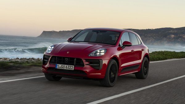 Луксозния кросоувър на Porsche с динамика като на хотхеч разполага с 2,9-литров V6 с 380 конски сили, 7-степенна кутия с двоен съединител и 4х4 задвижване. И тук няма много начини за спестяване на теглото, дори и в салона &ndash; доста богато оборудване, 5 седалки и голям багажник.

Macan е доста по-практичен от М4. И по-лек, впрочем&hellip;