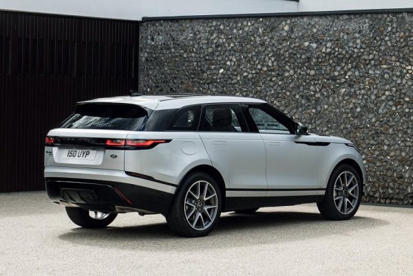 Velar е по-скоро Range Rover в който да ви видят, отколкото такъв, с който да лудувате по черни пътища. Но все пак е впечатляваща машина и достатъчно голяма за едно семейство и багажа му. И за разлика от М4 може да ви вози и по черни и неравни пътища.

А, да, на всичкото отгоре тежи 1875 кг с бензиновия двигател P250 или 1928 кг с дизеловия D200. Голям и луксозен кросоувър, оборудван с оф-роуд ноухау от Land Rover, тежащ по-малко от двуврат спортен кабриолет? Майко мила!