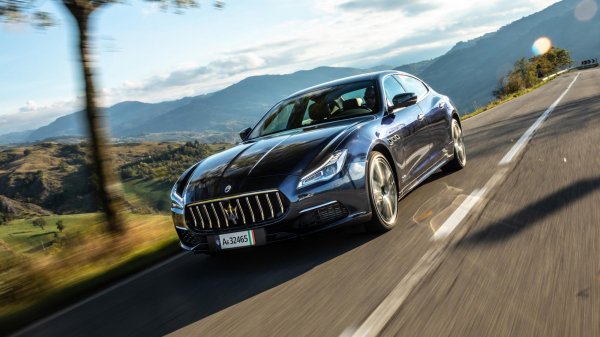 Както предполага името му, Maserati Quattroporte има 4 врати. Или с 2 повече от BMW M4 Cabrio, както биха отбелязали някои. Освен това е с дълга 3,2 метра колесна база и обща дължина от 5,3 метра: истинска лимузина.

Изборът на двигатели включва туинтурбо V6 и V8 мотори, а в салона има повече кожа отколкото в стадо крави. И всичките глезотии би трябвало да направят италианската машина доста тежка. Но тя е 1860 кг или със 135 по-малко отколкото баварското кабрио&hellip;