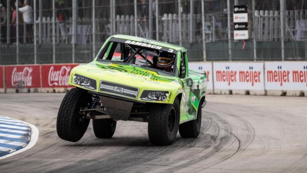 Създадените от бившия Индикар, Наскар и офроуд пилот Роби Гордън състезателни серии Stadium Super Trucks изпозлват идентични оф-роуд машини, състезаващи се на различни улични трасета и писти в САЩ и Австралия. В надпреварите има много скокове, много дрифт и много катастрофи. Зрелищна работа!

Идентичните откъм механика състезателни пикапи са конструирани на стоманена тръбна рама и имат купета от фибростъкло. Задвижвани са от V8 двигатели Chevrolet LS с мощност от над 600 конски сили и могат да развият скорост от 225 км/ч. При тях може да не откриете много (направо никакви) от луксозните удобства на M4 Cabrio, но пък чудовищата тежат едва 1300 кг.