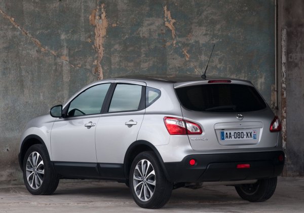 Като минуси за автомобила се посочват още вариаторната скоростна кутия и системата за задвижване на четирите колела, като и двете са особено взискателни и изискват честа смяна на маслото. Освен това, предното окачване на Qashqai I не е сред най-надеждните.