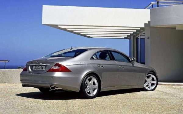 Кръстосването на седан и купе през далечната 2004 година би могло да се окаже истинско безумие, но успешните продажби на CLS потвърдиха, че с този смел експеримент Mercedes-Benz е попаднал в десетката. 

Компанията от Щутгарт изпреварва конкурентите си от Audi и BMW, които успяха да отговаря на предизвикателство доста по-късно - A7 Sportback излезе през 2010 година, а 6-Series Gran Coupe &ndash; през 2011 година.