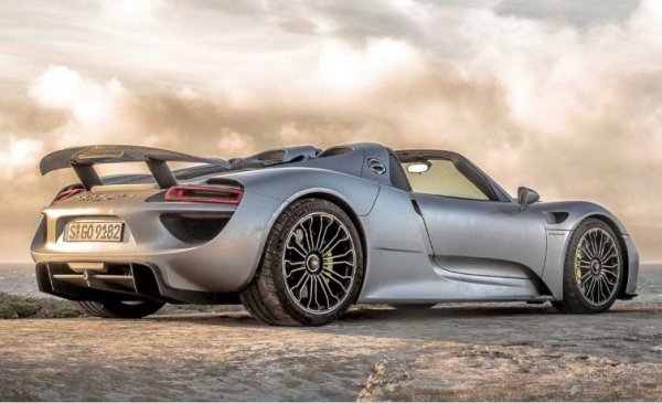 В сравнение със споменатия вече хибрид BMW i8, бензиново-електрическото Porsche изглежда като истинско чудовище. Неговият атмосферен 4,6-литров V8 с два допълнителни електромотора развиват общо 900 к.с. 

Освен това, 918 Spyder има каросерия от карбон и завиваща задна ос, които му позволяват ускорение от 0 до 100 км/ч за 2,6 секунди. За 2013 години тези показатели са нещо невероятно.