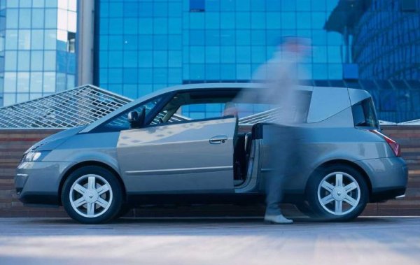 В случая имаме революция на дизайна, която обаче не оправда очакванията. Футуристичният миниван с 3 врати, купеобразен силует и дължина от 4,6 метра дебютира през 2001 година, като изглеждаше доста екзотично.

Първоначално Avantime бе обявен за флагман на Renault и се предлагаше само с мощен (207 к.с.) бензинов V6 с обем 3,0 литра. Високата цена обаче обрече този автомобил и принуди компанията да спре производството му само след 2 години.