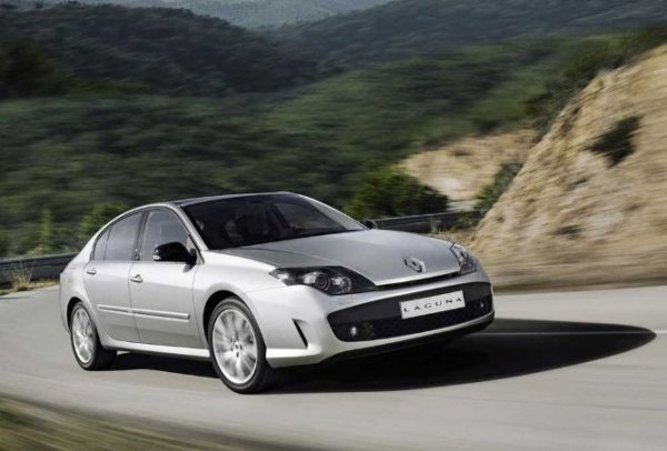 Третото поколение на Renault Laguna така и не постига търговски успех на първите две, като това до голяма степен се дължи на специфичния му дизайн. Именно тази генерация обаче предлага версията GT 4Control със завиващи задни колела, което е иновация за масовия сегмент.