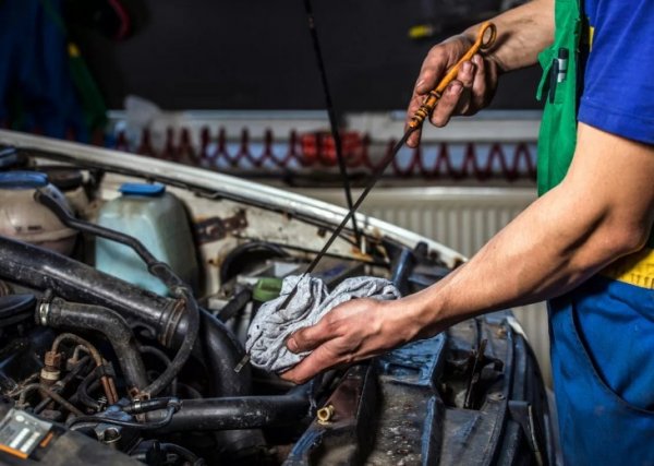 Двигателите с директно впръскване и турбокомпресор изискват по-честа смяна на маслото. Този срок съответно е различен при отделните производители. От Renault, например, препоръчват обслужването на 1,3-литровия мотор да става на интервал от 15 000 км, но при по-сериозни натоварвания това означава бавно убиване на агрегата.

Концернът Hyundai/Kia посочва пробег от 8000 км за двигателите си T-GDI, което в случая е далеч по-добрият вариант и затова експертите препоръчват той да се спазва задължително от собственика на автомобила.
предлага смяна на маслото след 6 месеца или след 7000-8000 километра. И препоръчваме да направите същото.