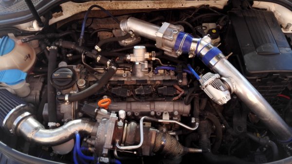 А за това ще трябва да се разглоби частично двигателя. Първо превантивно се премахва входящия тръбопровод и се почиства всичко налично. При някои мотори се налага изваждане на главата на цилиндрите, за да може клапаните да се почистят по-лесно.

Причината е, че при двигателите с директно впръскване, клапаните не се измиват с бензин, тоест те работят на „сухо“. Това означава, че в тях са се натрупали въглеродни отлагания. Това се отнася особено за при турбо-мотори с по-голям пробег, където този процес е бил по-продължителен.

При по-старите двигатели бензинът, впръскван във всмукателния колектор, се разтваря и отмива въглеродните отлагания, отлаганията и саждите, които се събират върху клапаните. Следователно собствениците им не познават подобни проблеми.