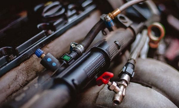 За целта трябва дюзите да бъдат премахнати и промити, да се проверят уплътнителите на пръстените и да се провери помпата. Всичко това се прави в сервиз, което означава и по-големи разходи за собственика на автомобила. Освен това, редовно трябва да се сменя горивния филтър и мрежата на електрическата помпа с ниско налягане.

Всички трудности са причинени от факта, че елементите на горивната система на двигател с директно впръскване работят при тежки условия и са подложени на сериозни натоварвания. Самите дюзи са много по-сложни и по-скъпи (приблизително 5-8 пъти), отколкото тези за двигатели с разпределено впръскване.