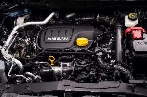 Затова препоръките на производителя (особено за шофьори, които изминават дълги разстояния през годината) не трябва да се спазват. В тях се посочва, че смяната на маслото трябва да се сменя веднъж годишно или на всеки 30 000 км. Дори да карате по-малко си струва този интервал да се съкрати поне на половина. Двигателя побира 5.5 литра смазка със спецификация 5W30.