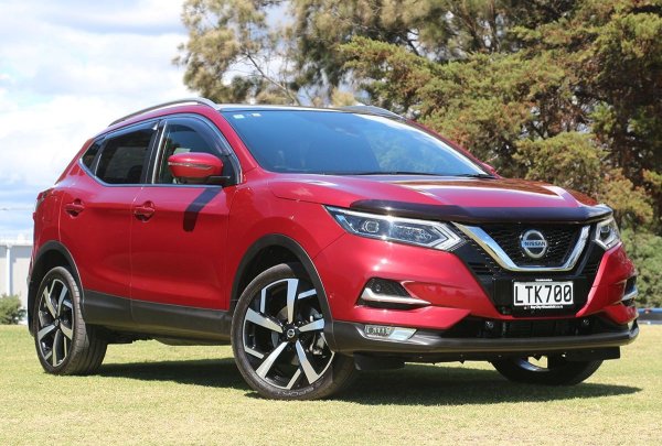 1.7 dCi е дизелов двигател, проектиран според съвременните стандарти за емисии, затова разполага с обширна система за пречистване на изгорелите газове. Това означава, че имаме дизелов филтър за частици, EGR клапан и SCR система с AdBlue. Когато се кара на дълъг път, системата обикновено не създава проблеми. Това обаче е различно при къси разстояния в града, където DPF филтърът няма условия за ефективна регенерация, EGR улавя въглеродни отлагания, а контролерът по-често инициира процеси, които увеличават горенето.