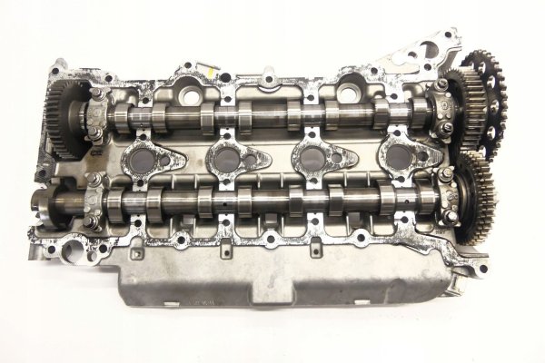 Най-сериозната слабост на 1.7 dCi е податливостта му към прегряване. Това не е дефект, който се проявява във всяка кола, но ако се появи, ремонтите могат да бъдат скъпи. Проблемът започва с откриване на загуба на охладителна течност, видимо остарял маркуч на охладителната система или когато се установи, че двигателят не поддържа правилната температура заради термостата или радиатора. Игнорирането на тези признаци рискува да повреди гарнитурата под главата.

Затова, когато купувате кола с 1.7 dCi, трябва да подходите изключително внимателно към охладителната система. Най-добре е да проверите дали двигателят поддържа температурата при различни условия, дали вентилаторите работят правилно и дали няма следи от засъхнала течност.
