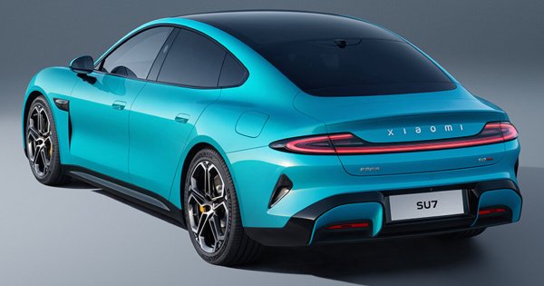 Xiaomi SU7 е класически седан с дължина почти пет метра и с три метра междуосие. Още при анонсирането на неговата поява беше ясна и задачата му - да настигне и изпревари Tesla Model S и по някакъв начин да се конкурира дори с Porsche Taycan.

По отношение на размерите създателите на електромобила са настигнали седана на Tesla, а по отношение на аеродинамиката са го надминали - ако Model S има коефициент на съпротивление Cx 0,208, то за Xiaomi той е 0,195. Това е постинато отчасти благодарение на активните капаци на радиаторната решетка и активното четирипозиционно задно крило.
