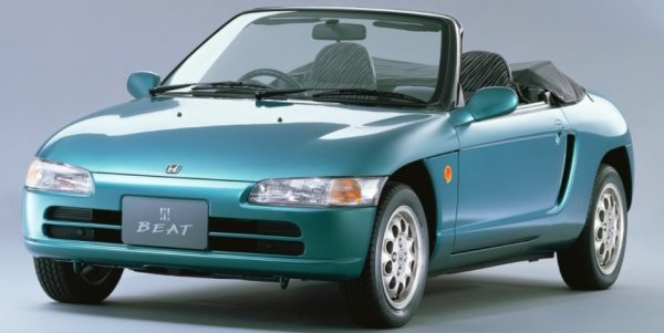 Ако не сте я чували досега, не се тревожете - това е типичен "кей кар", създаден да използва някои данъчни вратични в Япония и продаван единствено там. Beat е малък, много лек, много повратлив и задвижван от фантастичен трицилиндров мотор, който се развърта до 9000 оборота в минута. 
