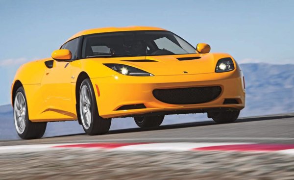 В класация за коли със средноразположен двигател е нормално да се срещат доста модели на Lotus. Еvora е най-актуалният от тях - производството приключи само преди година. Но екземплярите от първите производствени серии вече струват под 40,000 долара. Не е малко, но в замяна получавате чудесно управление, четири места и неунищожим V6 от Toyota. 
