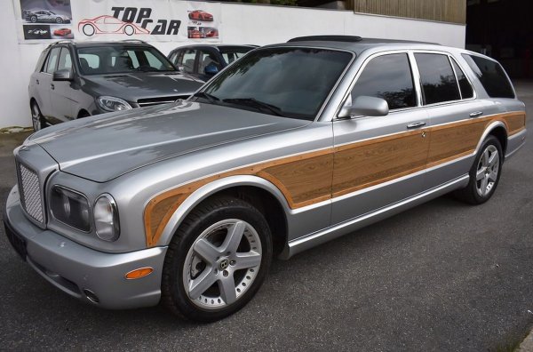 В Германия продадоха комби с дървени части на каросерията, изминало 39 000 километра за 20 години. Първият му собственик поиска от компанията Genaddi Design (САЩ) да възстанови седана, като му добави по-голяма товарно простраство, за да може да транспортира стоки между резиденциите в Монако и Швейцария. 