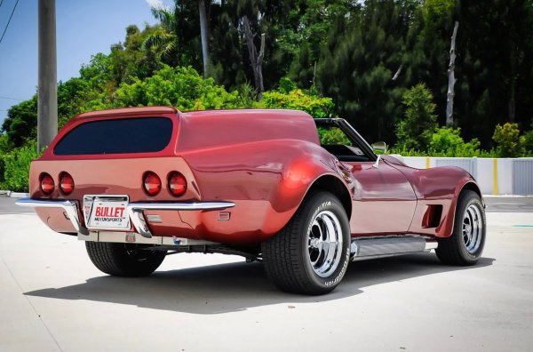 Фаровете са разположени под предната броня, а изпускателните тръби са поставени отстрани. Преди десет години колата е оборудвана с 9,4-литров двигател от GM Performance Parts с приблизително 700 к.с. Скоростна кутия е петстепенна механична. 