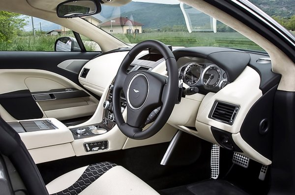 Задвижващият агрегат е стандартен - това е 5,9-литров V12 бензин с мощност 477 к.с., съчетан с шестстепенна автоматична трансмисия. В интериора са добавени мултимедийни екрани за втория ред, дъбови вложки, нови подови стелки, както и панорамен покрив с два панела и стъкло, което променя степента на прозрачност. Облегалките на задните седалки се сгъват с натискане на бутон, за да се създаде равен под. 