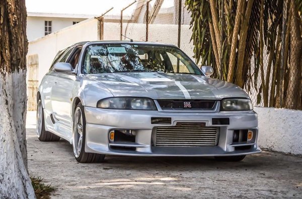 Уникално комби, създадено през 1996 г. от дизайнера Дайджиро Инада. Той превръща купето от серията R33 в товарен автомобили, използвайки части от Pulsar EXA. Двигателят RB26 с двойно турбо произвежда над 1000 к.с. и максимална скорост от 305 км/ч. 