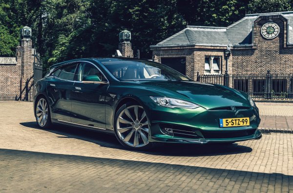 Преди четири години в Нидерландия лифтбекът беше трансформиран в комби. Външният вид е разработен от студиото Niels van Roij, а служителите на студиото RemetzCar са построили колата. 