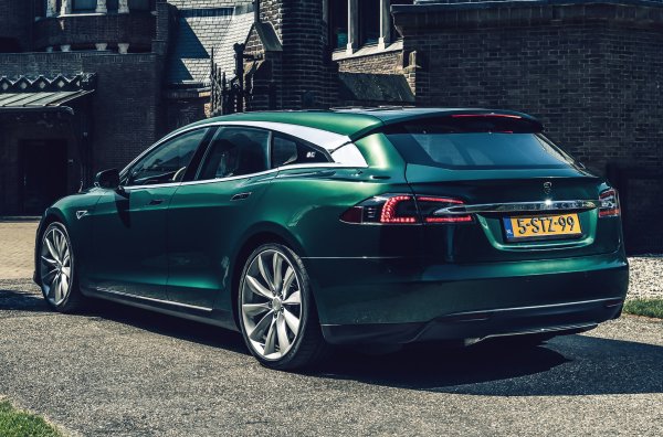 Тунерите са преработиили формата на задните колони и покрива, направили са нови алуминиеви части на каросерията, модернизирали са уплътненията на прозорците и са направили вратата на багажника от нулата с интегриран спойлер, чистачка на предното стъкло и стоп светлина. 