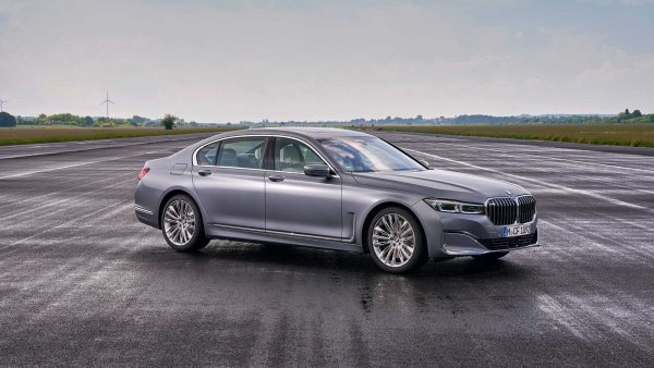 "Седмицата" на баварците е и първият модел от изброените, който надхвърля 300 хиляди споделяния. За да бъдем по-конкретни #bmw7series е "шернат" 316 000 пъти.