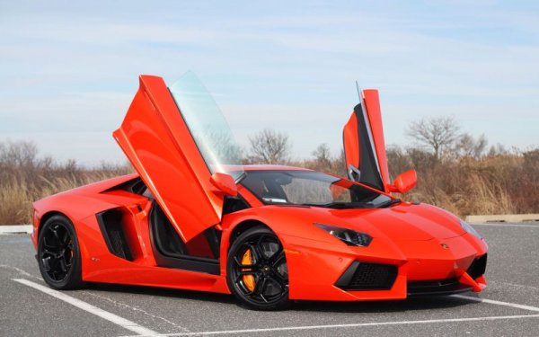 Най-евтиният Aventador - ако изобщо можем да използваме тази дума - започва от 630 000 лева, а SVJ версията с лекота вдига летвата до 960 000, и то без да прекаляваме с допълнителните екстри. Въпреки това този модел е от малкото, които имат ръст спрямо миналата година (с 10 бройки). 
