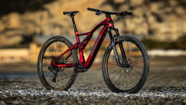 50 Nm TQ HPR50 моторът се захранва от 360Wh батерия, интегрирана в рамката, но сменяема. Водачът има възможност да увеличи автономността на задвижващия модул чрез монтиране на разширител на обхват от 160Wh. В предната част на хоризонталната тръба е монтиран дисплей, който показва нивото на батерията, автономността, ватовете, доставяни от двигателя и мощността на велосипедиста, както и скоростта. Водачът чрез контрол на кормилото може да зададе работата на електрическия мотор на три нива : максимална мощност, процент на помощ (отговор на двигателя по отношение на тягата на водача) и реакция на педала (усилване на подаването, незабавно или придружаващ въртенето на педалите). Rampage Dc 1.4 Factory е оборудван с група Sram GX и двубутални спирачки Magura MT8 PRO, комбинирани с дискове с диаметър 180