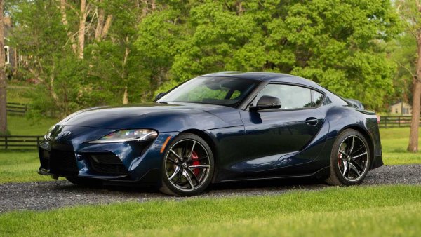 Новата Toyota GR Supra се предлага в няколко хубави цветове, включително червено и жълто. Този Deep Blue обаче със сигурност ще се хареса повече на феновете на модела. Той също се предлага като опция за спортното купе.

